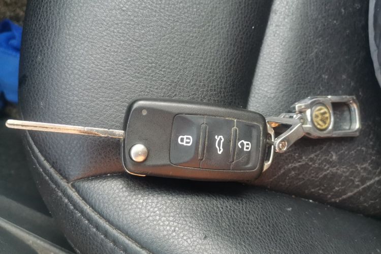 大众 朗逸 2013款 改款经典 1.6L 手动风尚版中控内饰11