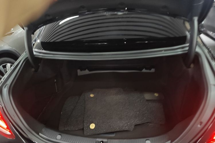 奔驰E级 2020款 改款 E 300 L 运动时尚型局部细节23