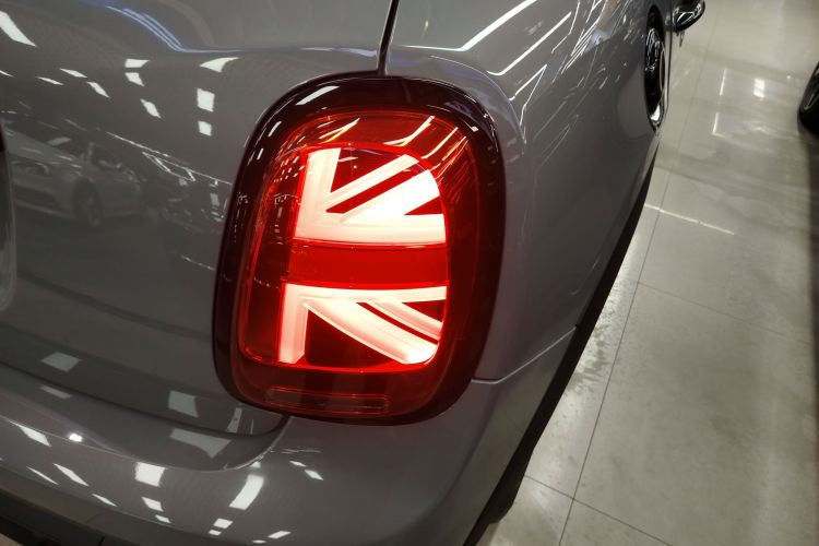 MINI 2023款 2.0T COOPER S 艺术家 五门版车身外观6006