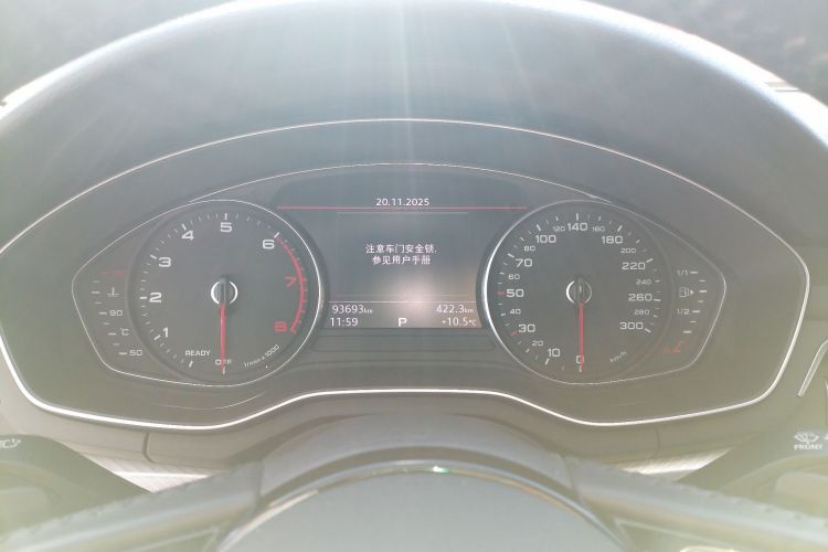 奥迪A4L 2017款 40 TFSI 时尚型中控内饰14