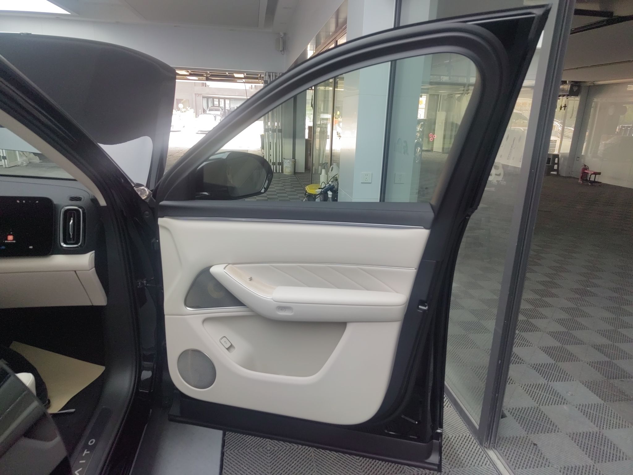 鸿蒙智行 问界M8 2025款 增程 Max+版 53.4kWh 6座版