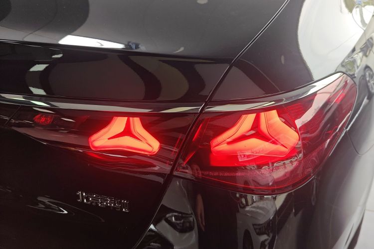 奔驰E级 2025款 改款 E 300 L 豪华型车身外观9