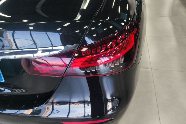 奔驰E级 2021款 E 300 L 运动时尚型车身外观9