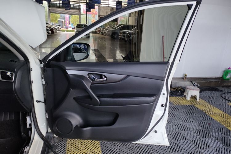 日产 奇骏 2015款 2.0L CVT舒适MAX版 2WD中控内饰7005