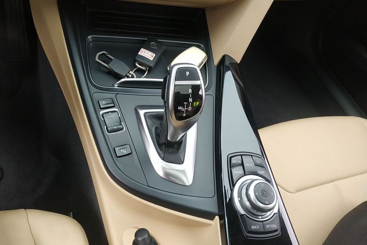 宝马3系 2017款 320Li M运动型中控内饰18