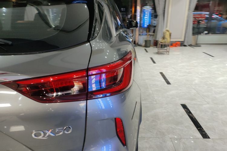 英菲尼迪QX50 2018款 2.0T 四驱菁英版车身外观9