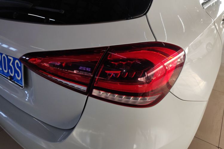 奔驰A级(进口) 2021款 A 200 动感型车身外观9