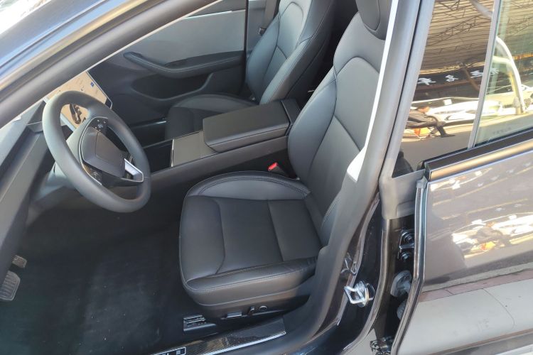 特斯拉 Model 3 2025款 后轮驱动版中控内饰19