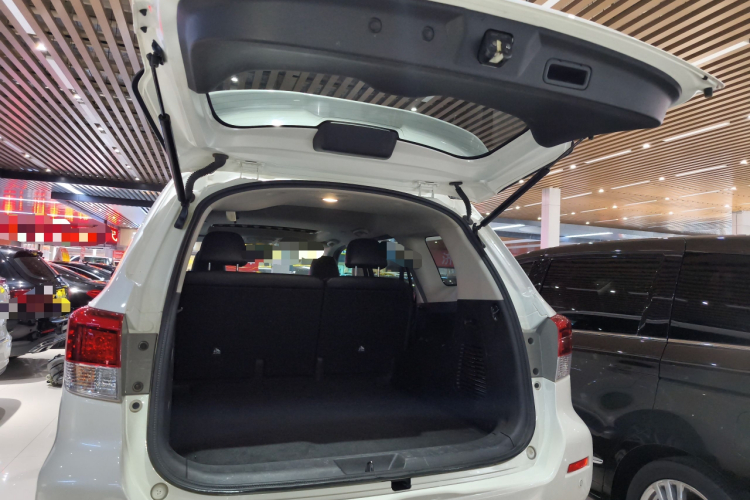 日产 途达 2020款 2.5L XL Upper 自动两驱豪华版机舱底盘23