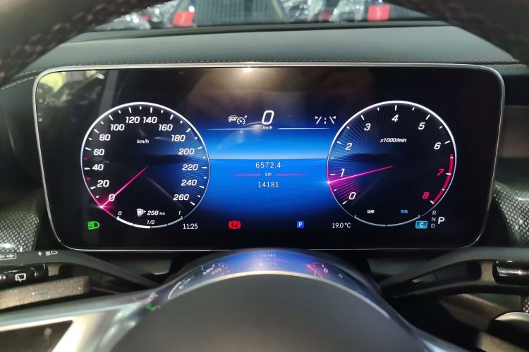 奔驰GLC 2023款 GLC 260 L 4MATIC 动感型 7座中控内饰14