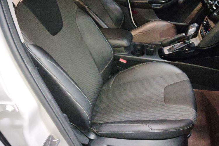 福特 福克斯 2012款 两厢 2.0L 自动豪华运动型局部细节41