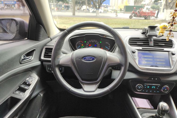 福特 福睿斯 2015款 1.5L 手动时尚型局部细节13