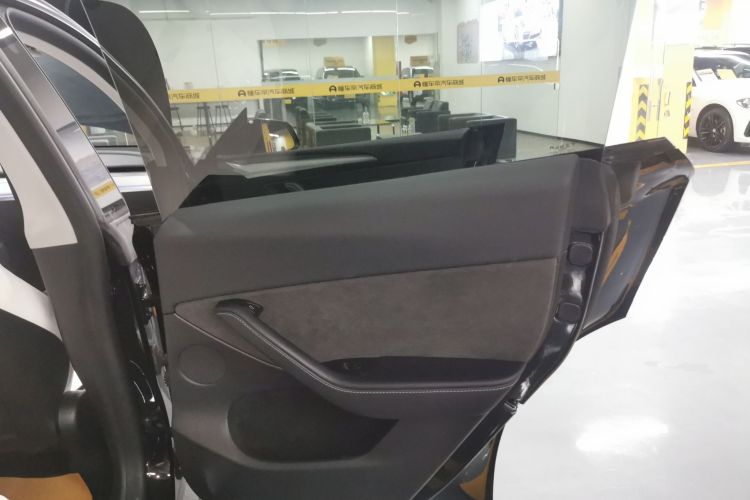 特斯拉 Model Y 2023款 高性能全轮驱动版中控内饰45
