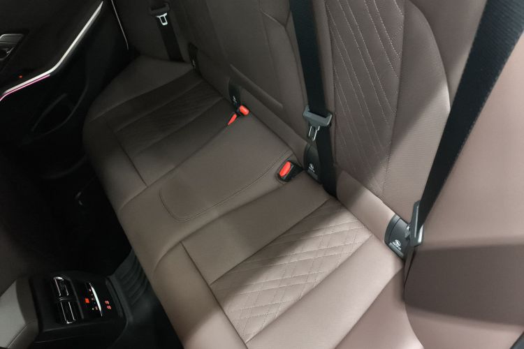 宝马3系 2025款 325i M运动套装中控内饰21