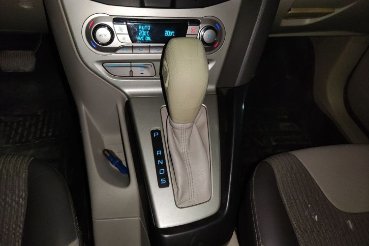 福特 福克斯 2012款 三厢 1.6L 自动风尚型中控内饰18