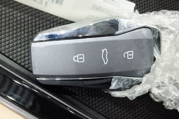 江淮钇为 钇为3 2025款 330km 黑凤梨版中控内饰7001