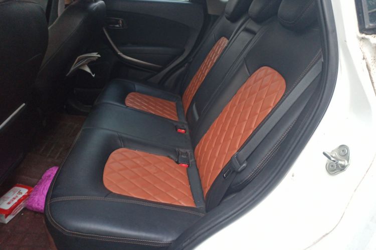 奔腾X80 2015款 2.0L 自动舒适周年纪念型中控内饰7004