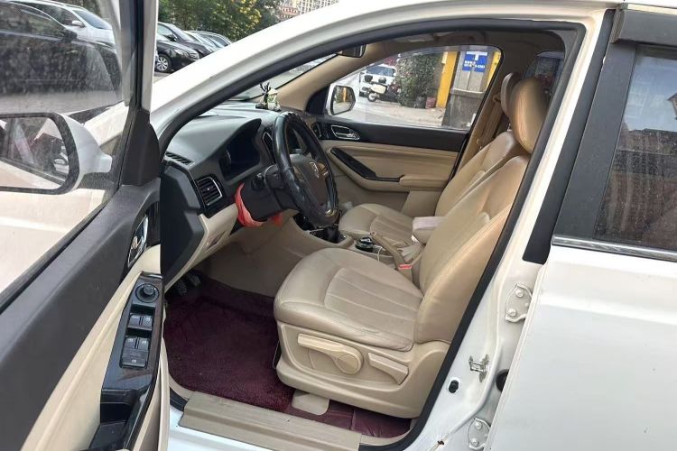 宝骏730 2014款 1.5L 手动舒适ESP版 7座中控内饰19