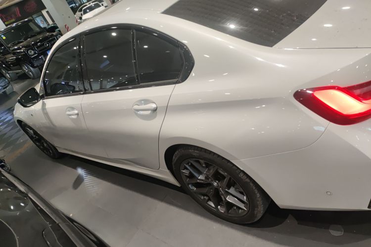 宝马3系 2025款 330i M运动曜夜套装车身外观6003