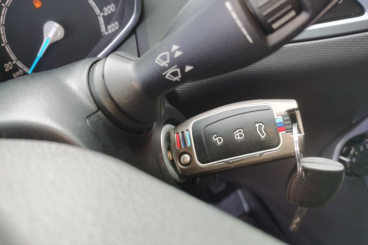 福特 嘉年华 2013款 两厢 1.5L 自动时尚型中控内饰7001