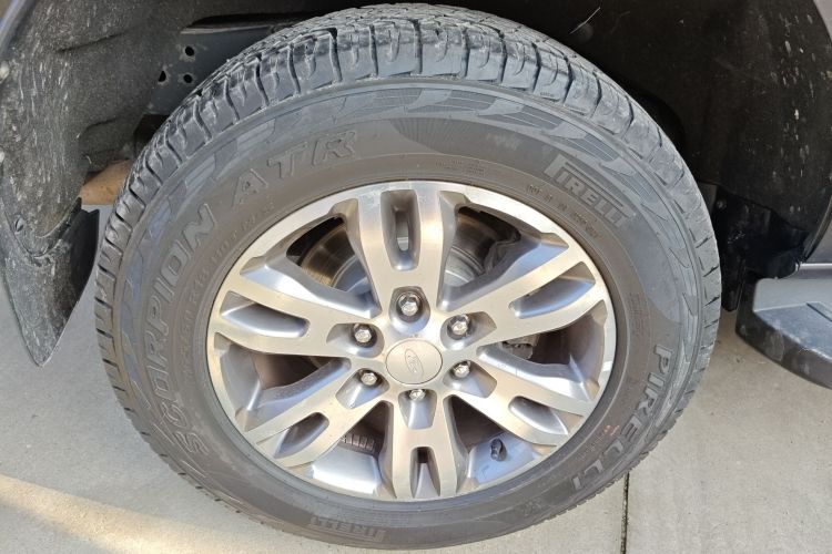 福特 撼路者 2017款 2.0T 汽油自动四驱豪华版 5座车身外观56