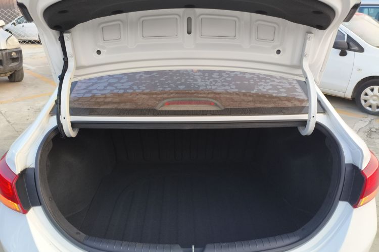 现代 悦纳 2016款 1.4L 手动炫酷版GLS机舱底盘23