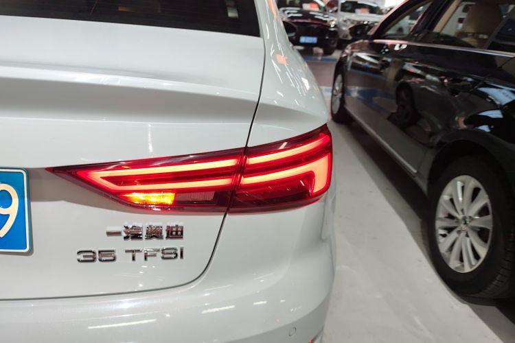 奥迪A3 2018款 30周年年型 Limousine 35 TFSI 时尚型车身外观9