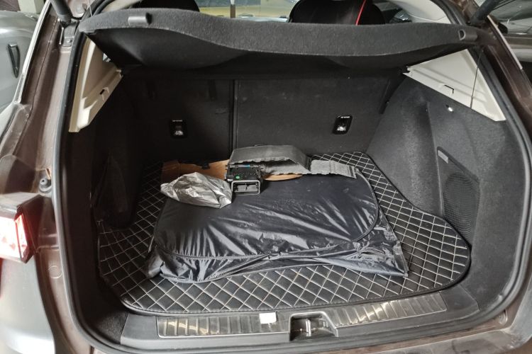 领克01 2017款 2.0T 两驱型Pro版机舱底盘23