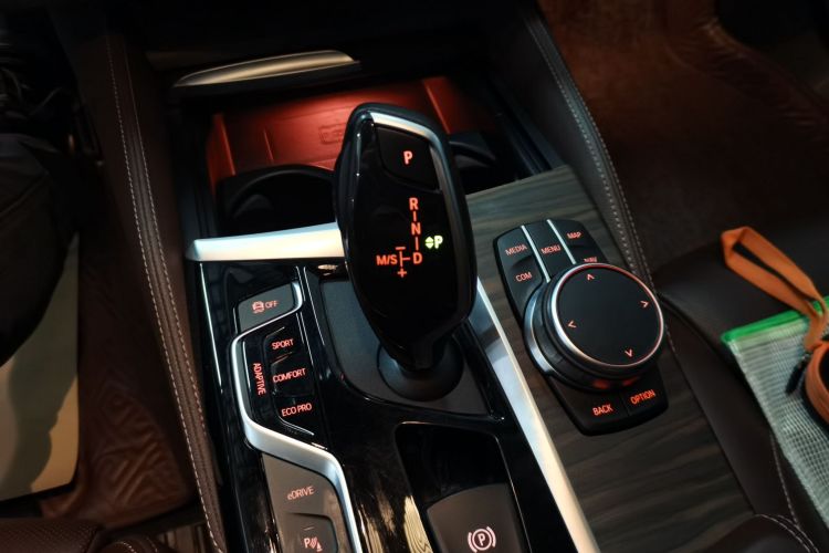 宝马5系新能源 2020款 里程升级版 530Le 先锋版中控内饰18