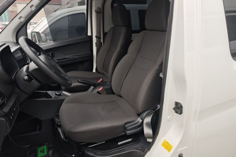 长安凯程 长安睿行EM60 2025款 客运版 舒适型 6座 240km 对开门 60kW中控内饰19