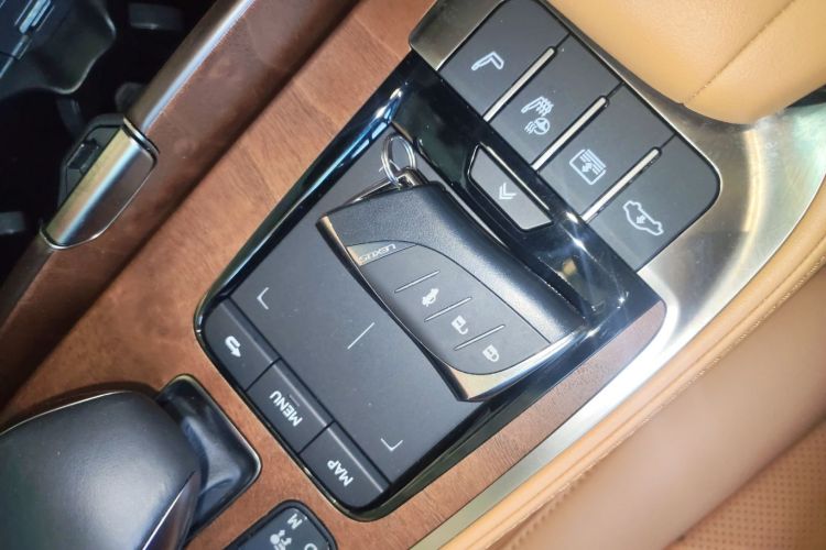 雷克萨斯LS 2021款 500h 卓越版中控内饰7001