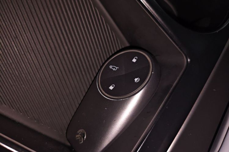 蔚来ES8 2020款 580KM 签名版 六座版中控内饰7001