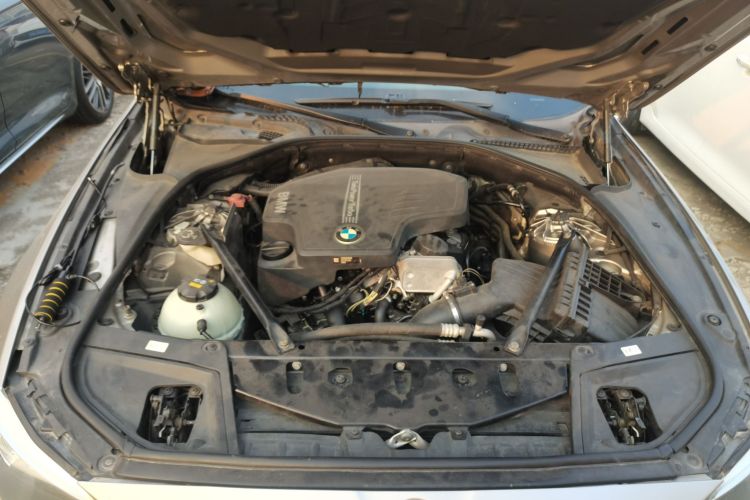 宝马5系 2014款 525Li 豪华设计套装机舱底盘24