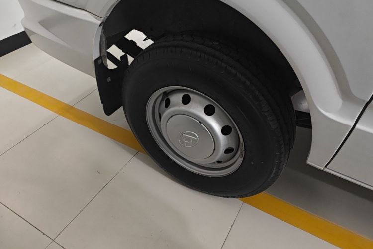 上汽大通MAXUS 新途V80 2023款 2.0T AMT经典傲运通短轴中顶5/6座车身外观6008