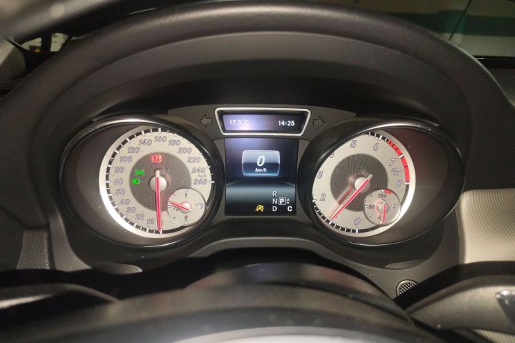 奔驰GLA 2016款 GLA 200 动感型中控内饰14