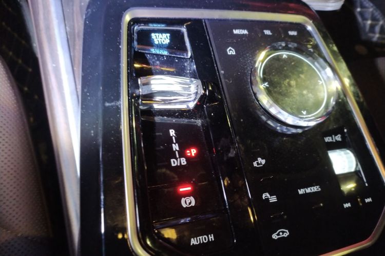 宝马i7 2023款 eDrive50L 领先M运动套装中控内饰18