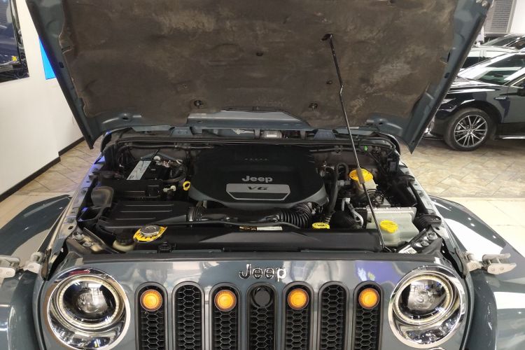 Jeep 牧马人 2014款 3.0L Sahara 四门版机舱底盘24