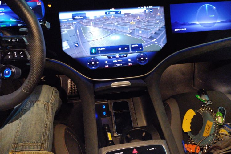 奔驰EQE AMG 2023款 AMG EQE 53 4MATIC+中控内饰16