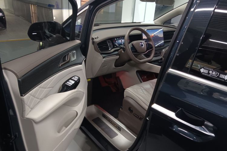 腾势D9 2022款 DM-i 970 四驱尊荣型中控内饰7003