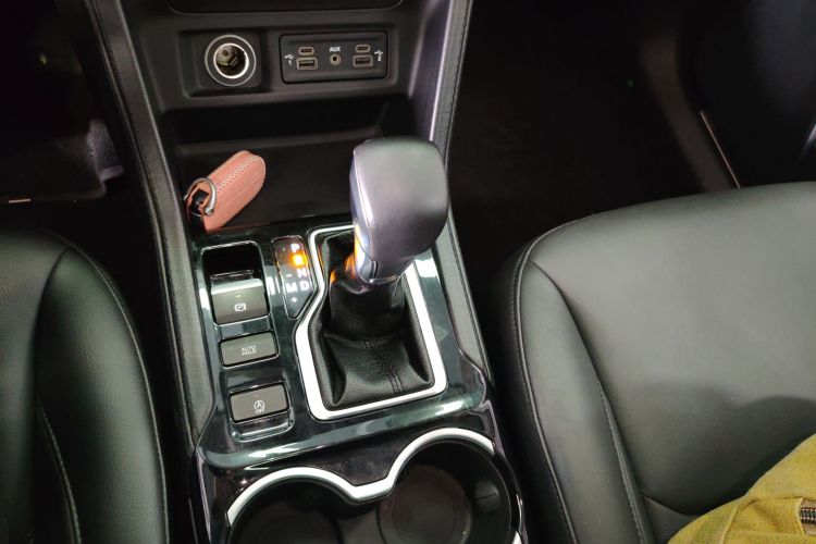 Jeep 大指挥官 2020款 2.0T 两驱精英版中控内饰18