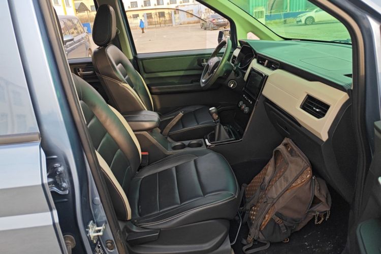 五菱汽车 五菱宏光PLUS 2020款 1.5L 手动舒适型 7座中控内饰41