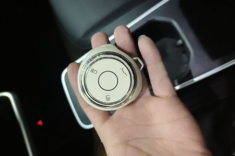 哪吒汽车 哪吒V 2022款 潮 400 Lite中控内饰11