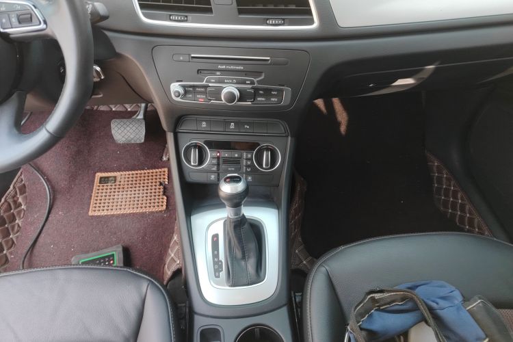 奥迪Q3 2018款 30周年年型 35 TFSI 时尚型中控内饰18