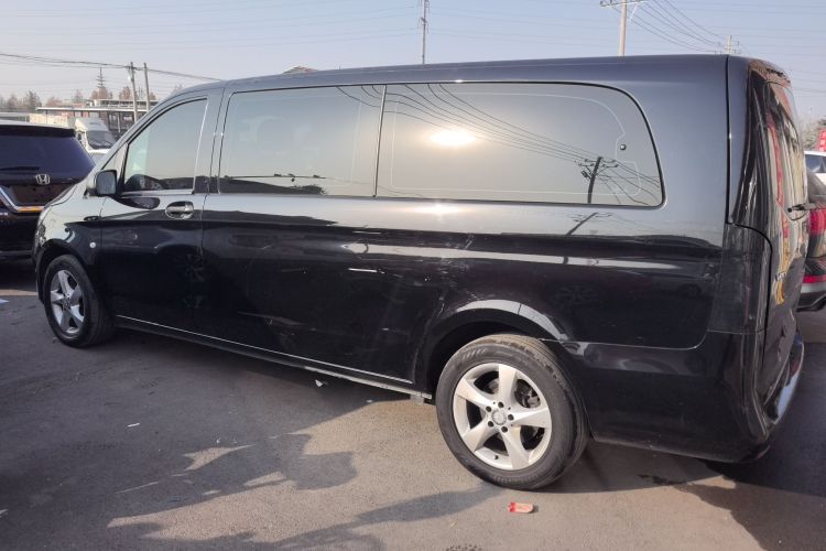 奔驰 威霆 2016款 2.0T 精英版车身外观4