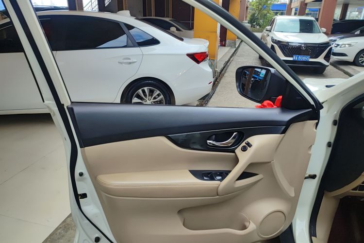 日产 奇骏 2014款 2.5L CVT尊享版 4WD中控内饰7007