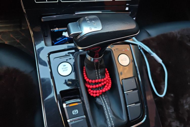 红旗H5 2018款 30TD 型动版中控内饰18