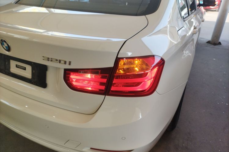 宝马3系 2015款 320i 时尚型车身外观9