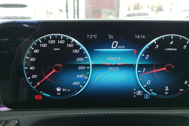 奔驰A级 2022款 A 200 L 运动轿车动感型中控内饰14