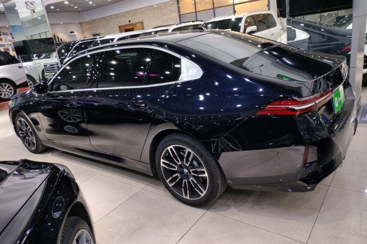 宝马5系 2025款 530Li 领先型 M运动套装车身外观4