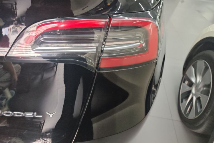 特斯拉 Model Y 2022款 长续航全轮驱动版车身外观9